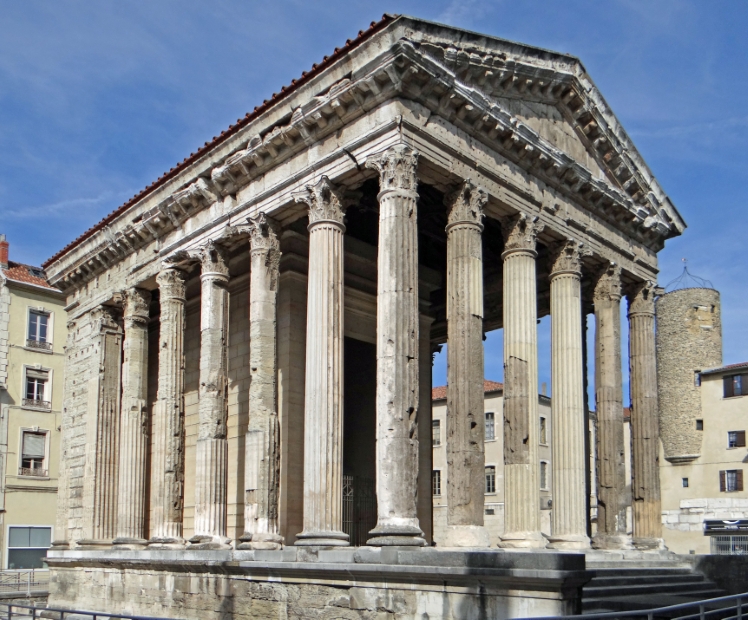 La Maison Carrée — Квадратный дом)— старейший из наиболее сохранившихся древнеримских храмов на территории Южной Франции.Par Jacques MOSSOT — Travail personnel, CC BY-SA 4.0, https://commons.wikimedia.org/w/index.php?curid=36693.